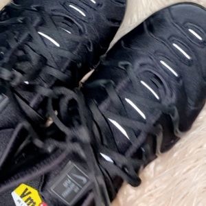 Black vapormax plus